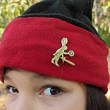 Заяць з мечем, Победоносный заяц бейдж брошь