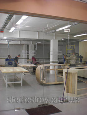 Перегородка зі скла з логотипом компанії Перегородка зі скла з логотипом компанії