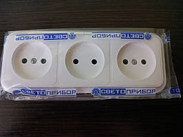 Розетка 3-тя накладна
