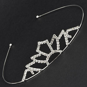 Діадема корона срібляста металева на тонкому обідку з кришталевими білими камінчиками висота 3 см