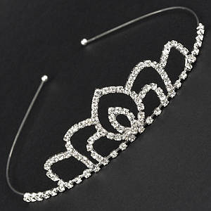 Діадема корона срібляста металева на тонкому обідку крапелька з кришталевими камінчиками висота 3 см