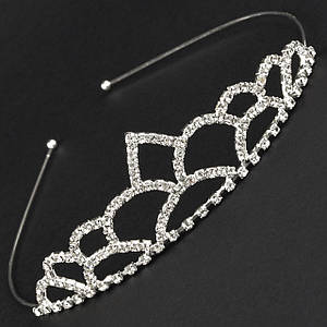 Діадема корона срібляста металева на тонкому обідку з візерунками та білими камінчиками висота 3 см