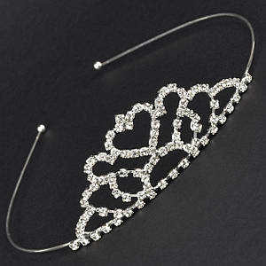 Діадема корона срібляста металева на тонкому обідку з візерунками та сердечком із кристалами висота 3 см