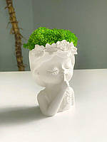 Кашпо Девушка с веночком с салатовым стабилизированным мхом 10х7 см.