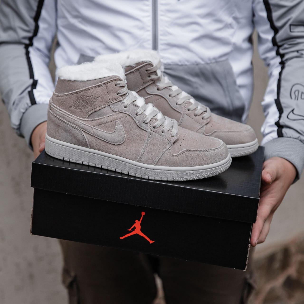 Чоловічі зимові кросівки Nike Air Jordan 1 Retro (бежеві) високі якісні утеплені кеди 2520 топ, фото 1