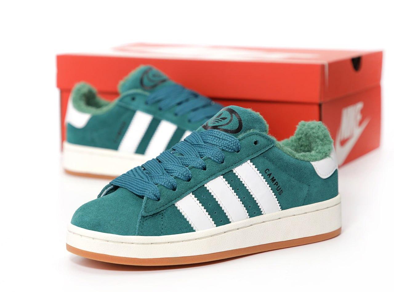 Жіночі зимові кросівки Adidas Campus (зелені з білим) яскраві модні низькі кеди з хутром К14480 топ, фото 1
