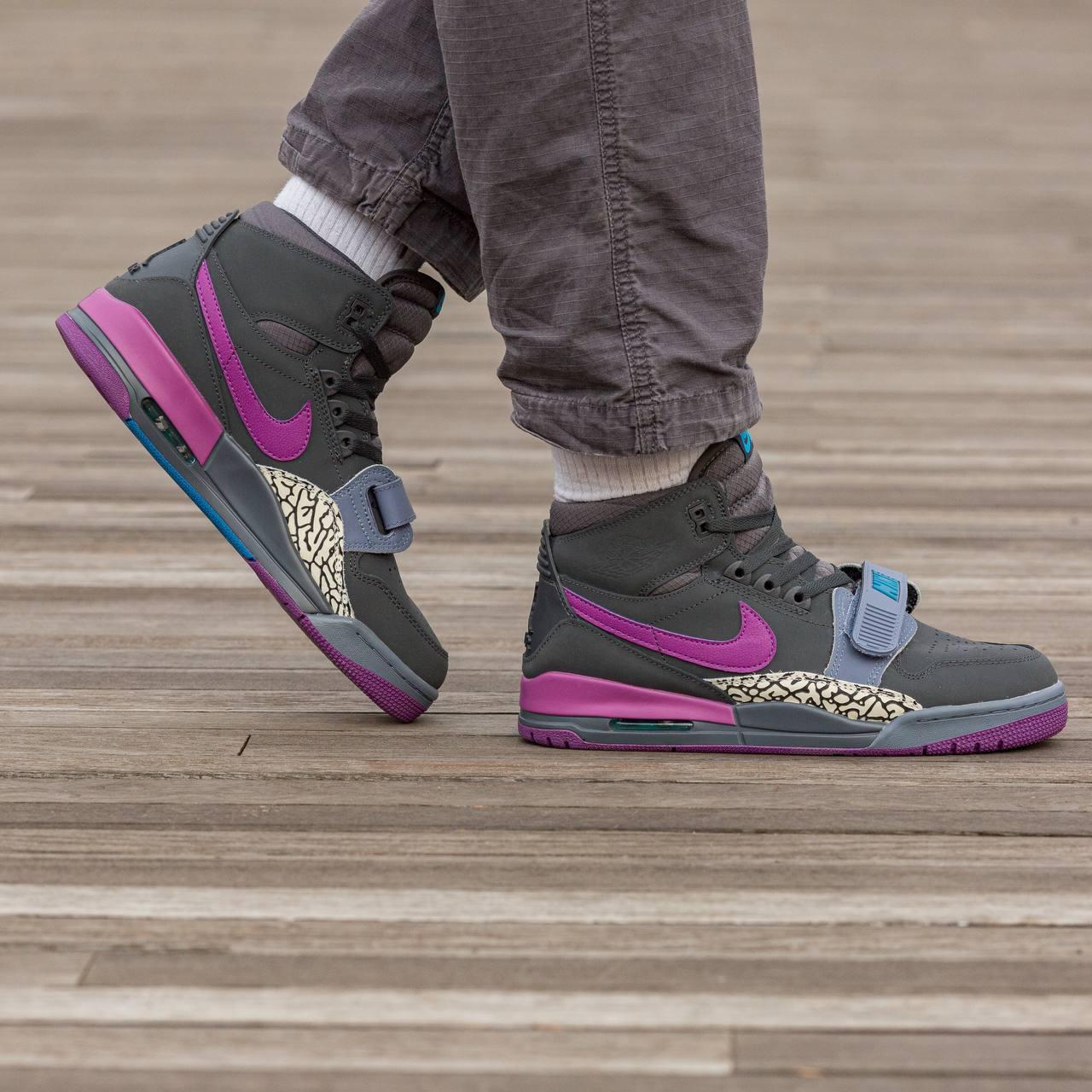 Чоловічі кросівки Nike Air Jordan Legacy Black Purple (чорні з фіолетовим і синім) кольорові високі кеди I1570 топ, фото 1