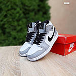 Жіночі зимові кросівки Nike Air Jordan 1 (сірі з білим і чорним) високі теплі кеди на хутрі O3992 топ, фото 2