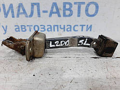 Обмежувач дверей задній лівий Mitsubishi L200 2006-2014 MR959623 (Арт.28109)