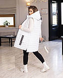 Жіноча тепла стьобана подовжена батальна жилетка-безрукавка з капюшоном і кишенями (р.62-68). Арт-1926/43, фото 2