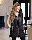 Жіноча тепла стьобана подовжена батальна жилетка-безрукавка з капюшоном і кишенями (р.62-68). Арт-1926/43, фото 4