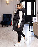 Жіноча тепла стьобана подовжена батальна жилетка-безрукавка з капюшоном і кишенями (р.62-68). Арт-1926/43, фото 6