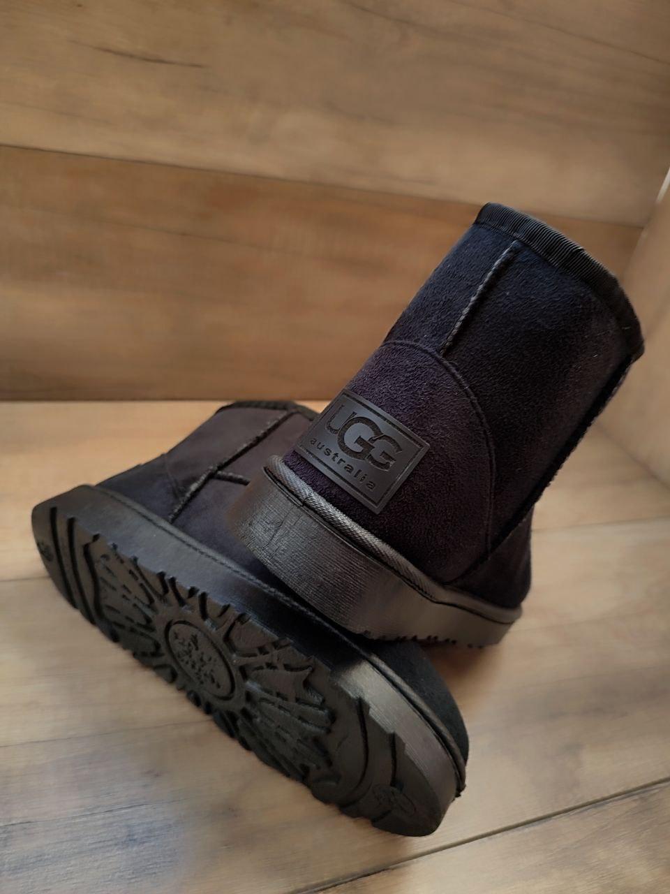 Уги замшеві короткі екозамша жіночі чорні з чорною лейблом UGG на заднику унісекс