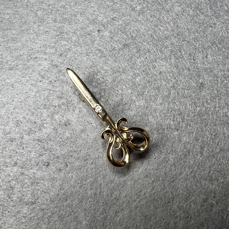 Брошка Ножиці білий кристал золотистий метал 15х34мм купити біжутерію оптом в інтернеті