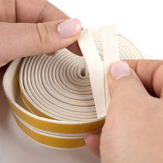 УЩІЛЬНЮВАЧ ДЛЯ ДВЕРЕЙ КЛЕЙКИЙ Е-ПОДІБНИЙ