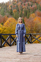 Жіноча довга сукня з голубою вишивкою