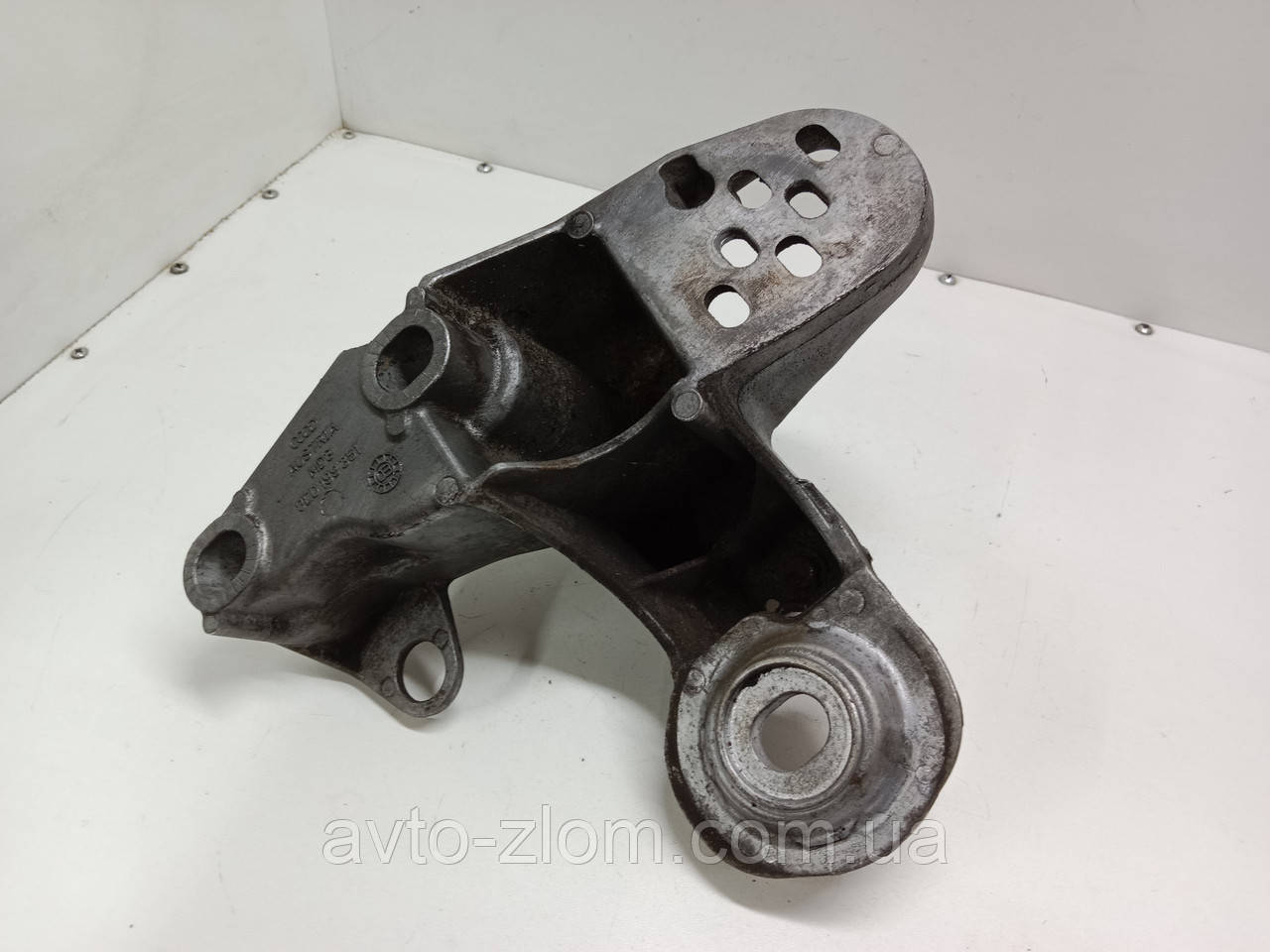 Лівий кронштейн подушки двигуна Audi A4 B6, B7. Ауді А4 Б6, Б7.8E0199351.