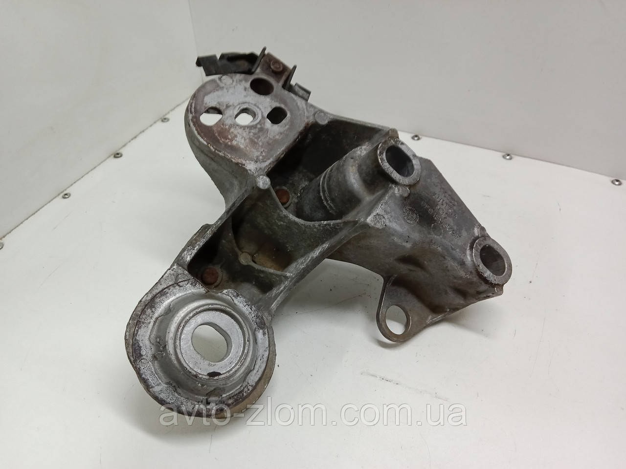 Правий кронштейн подушки двигуна Volkswagen Passat B5, Audi A4, Пассат Б5, Ауді А4. 8E0199352F.