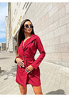 Бордовое двубортное деловое платье-пиджак приталенное поясом.