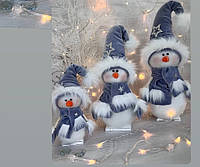 Интерьерная фигурка новогодняя Снеговик в сером колпаке 27 см Рождественский снеговик