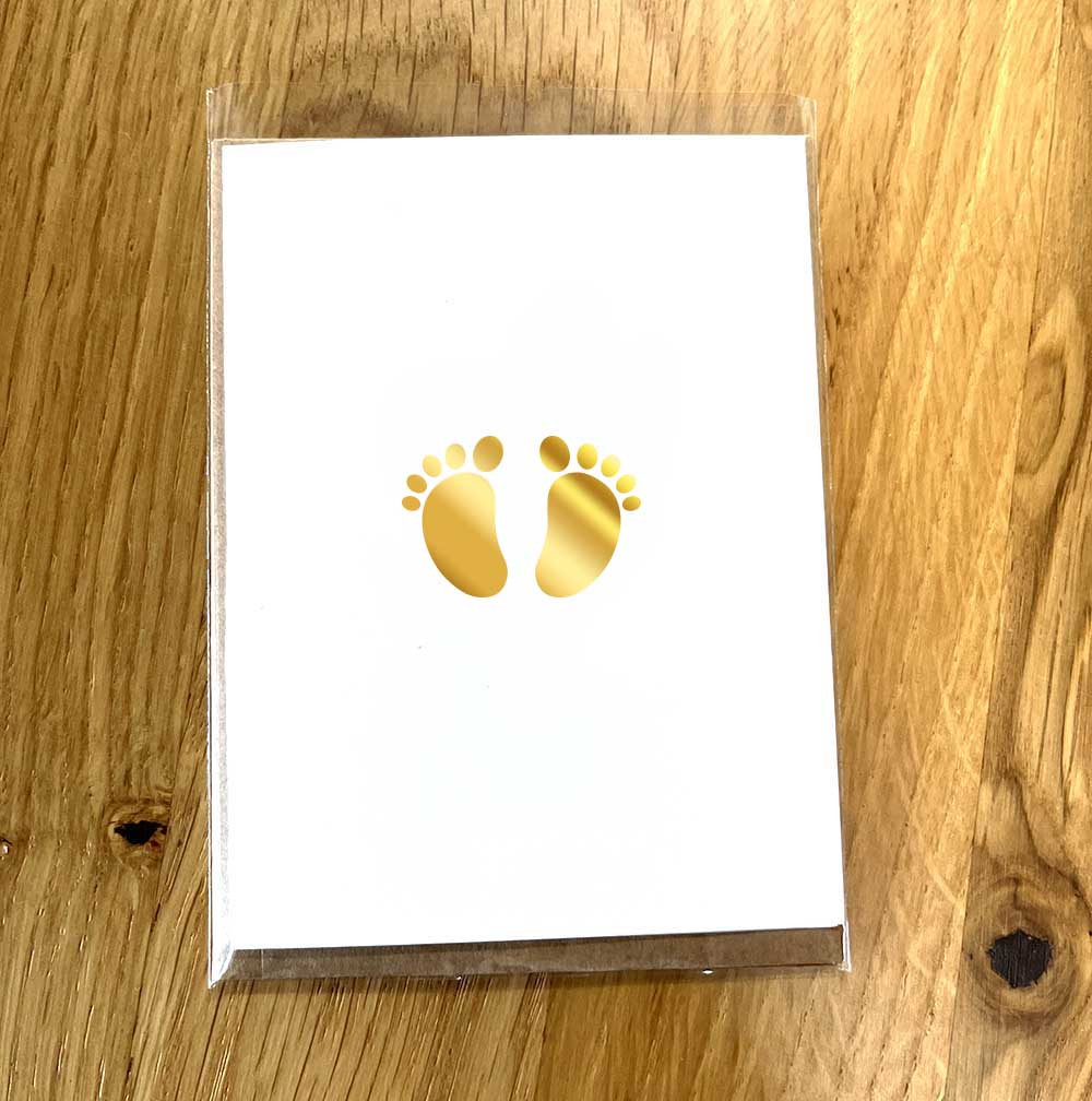 Міні листівка 8*10 см з конвертом "стопи дитячі" золото
