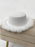 Шляпа канотье с устойчивыми полями (6 см) украшенная перьями FUZZY белая