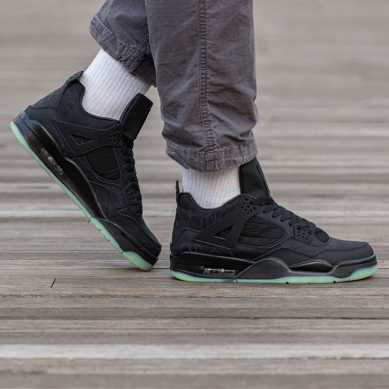 Чоловічі кросівки Nike Air Jordan Retro 4 x Kaws Black (чорні) стильні повсякденні демі кроси I1576 vkross