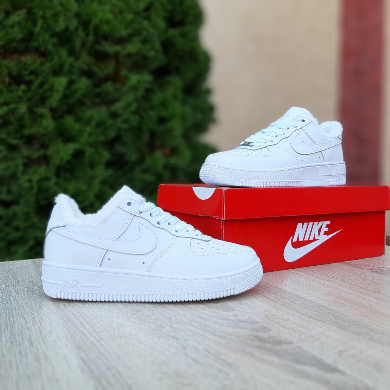 Жіночі зимові кросівки Nike Air Force 1 (білі) низькі модні кеди з хутром О4033 vkross