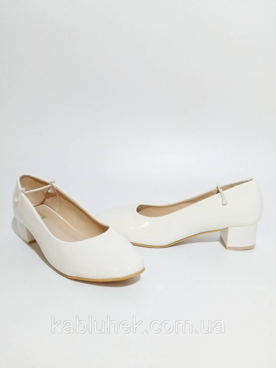 Жіночі білі туфлі великих розмірів на невеликому каблуці