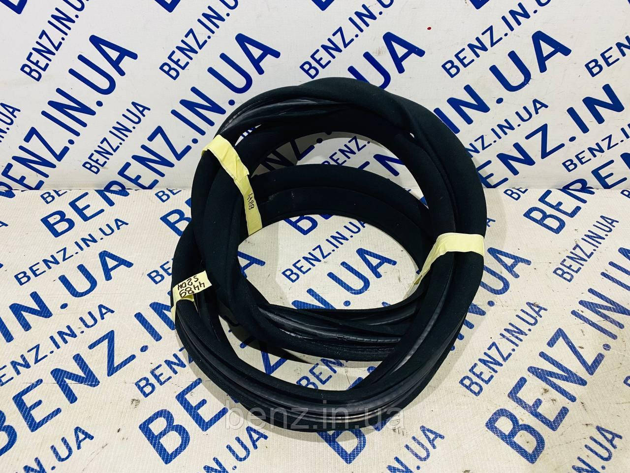 Ущільнювач задньої двері Mercedes S204 A2046970351