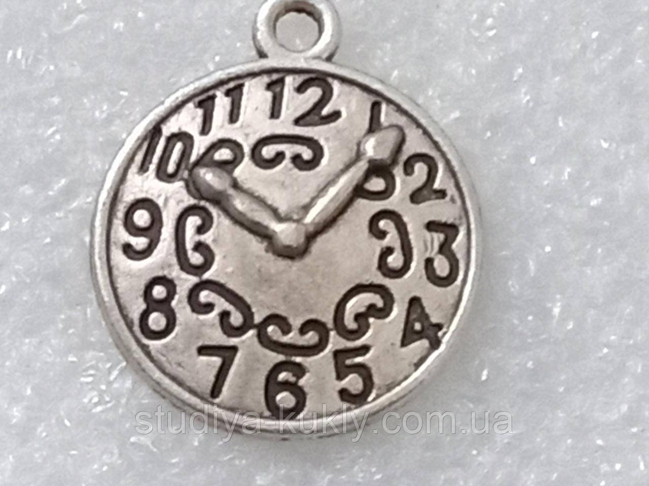 Годинник круглий, колір - срібло. Діаметр 20 мм №24