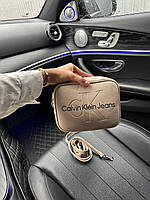 Женская сумочка кельвин кляйн бежевая Calvin Klein вместительная молодёжная сумка через плечо