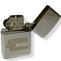 Классическая бензиновая металлическая зажигалка типа Зиппо с надписью "RESTEQ AS IT SHOULD BE". Многоразовая