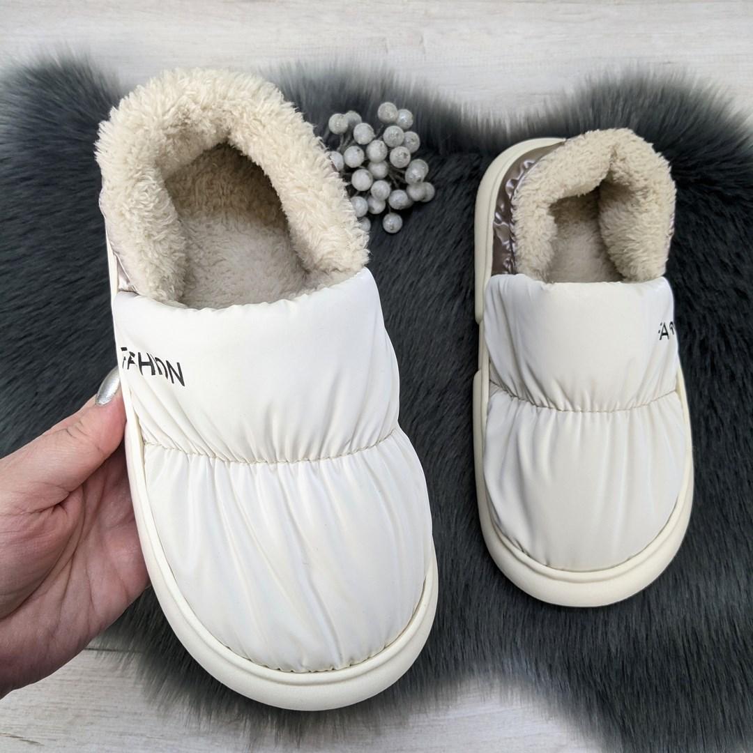 Тапочки жіночі чуні закриті плащівка на хутрі білі 4292