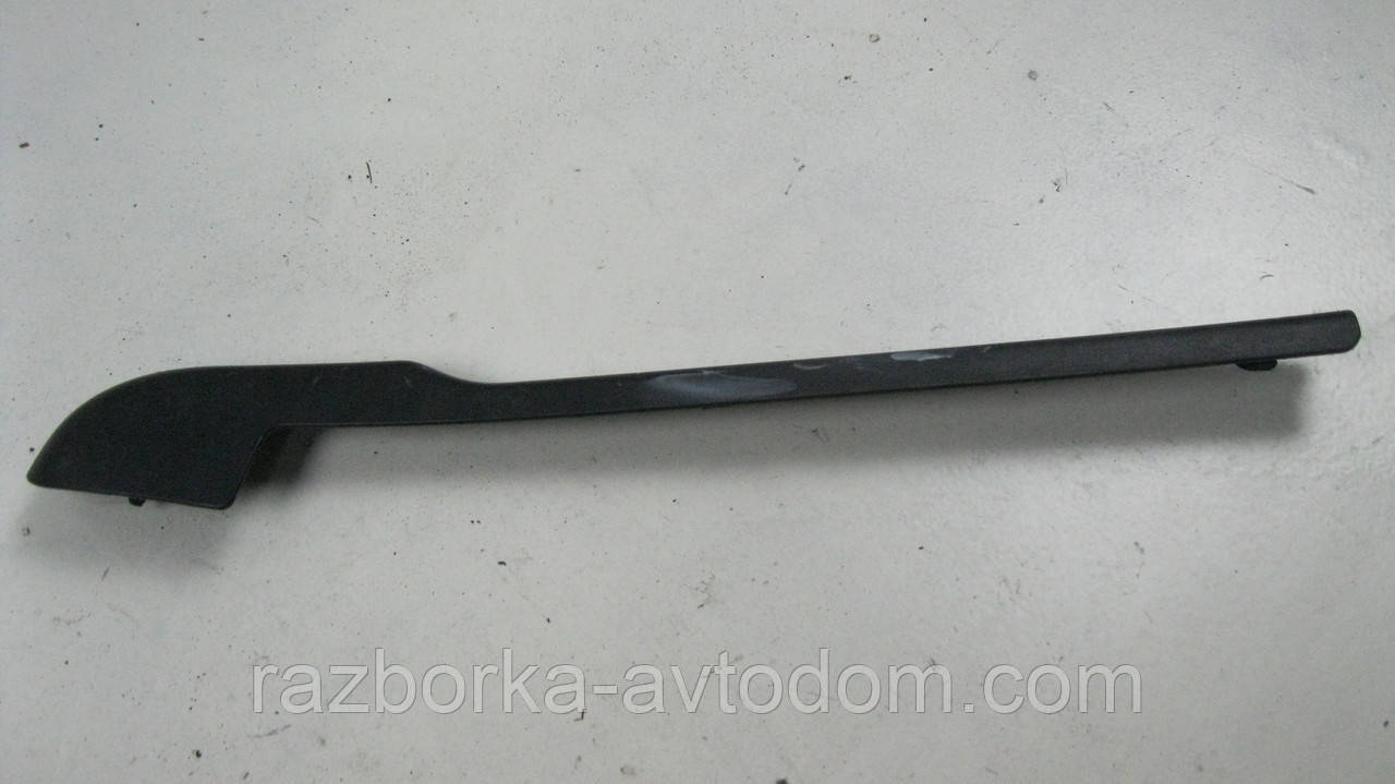 Накладка переднього правого сидіння VW Passat B5 (1997-2000) OE:3B0881088D