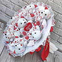 Білий букет з м'якими іграшками та цукерками Рафаелло плюшевий ведмедик незвичайний подарунок дитині чи дівчин