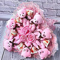 Рожевий букет з м'яких іграшок та цукерками у формі серця, незвичайний подарунок на день народження плюшеві