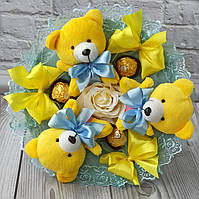 Жовто-блакитний букет з плюшевих ведмедиків та цукерок Ferrero Rocher незвичайний патріотичний подарунок