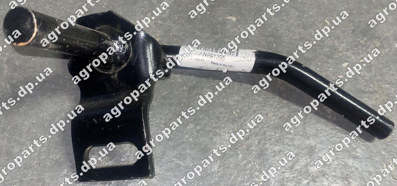 Кронштейн чистіка AN241295 John Deere ARM SCRAPER WELDED, LH стійка AN241295, фото 1