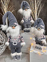Новогодняя фигурка игрушка Санта в штанах со шлейками 65см праздничное украшение гном для декора Серый