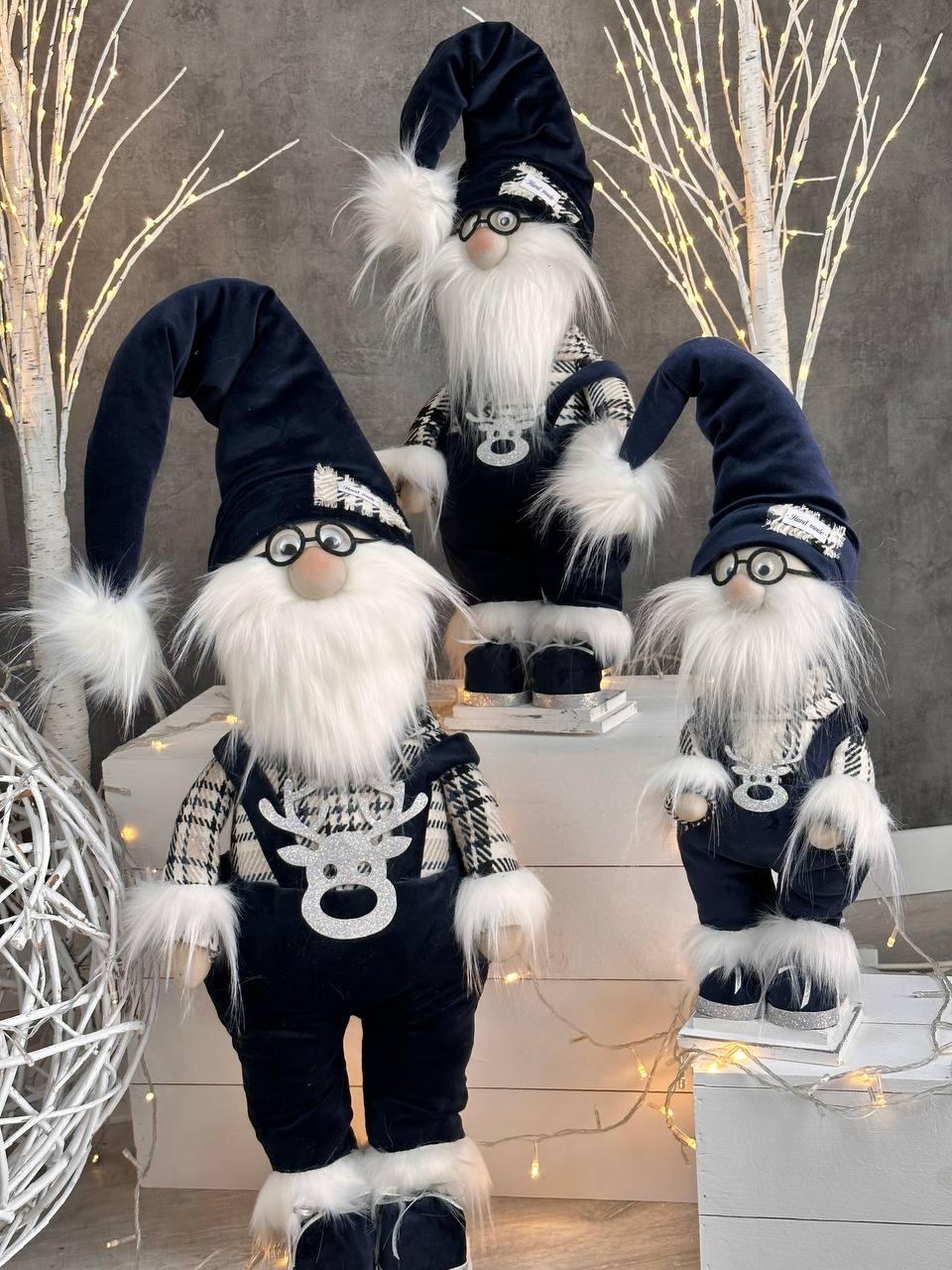 Новогодняя фигурка игрушка Санта в штанах со шлейками 65см праздничное украшение гном для декора Синий - фото 1 - id-p2009246482