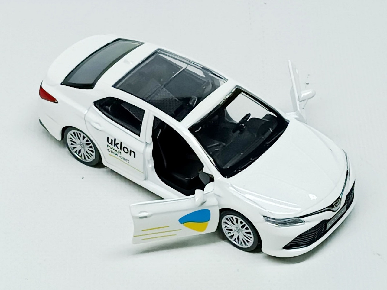 Машинка Techno "Toyota camry Таксі Uklon" біла 11 см 250291