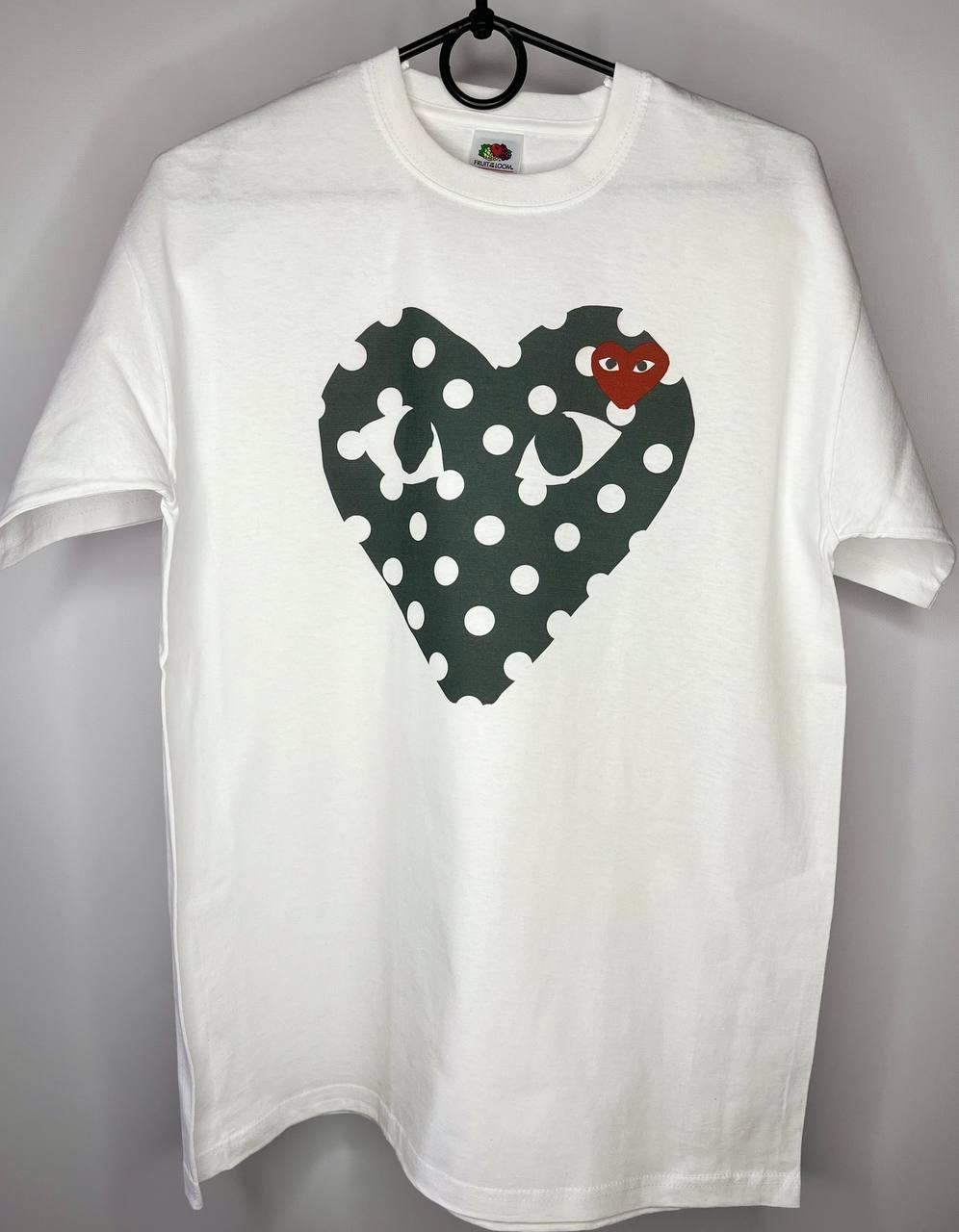 Мужская футболка Стусси с черным сердцем в горошек - доступна в размере М, Распродажа со склада - размер М - фото 1 - id-p2009361884