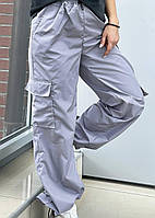 Серые женские спортивные брюки-карго в стиле оверсайз из плащевки Канада с накладными карманами
