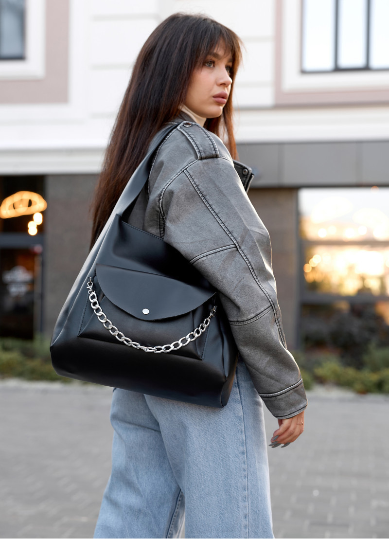 Стильна містка жіноча чорна сумка хобо з великою кишенею та ланцюжком, матова екошкіра