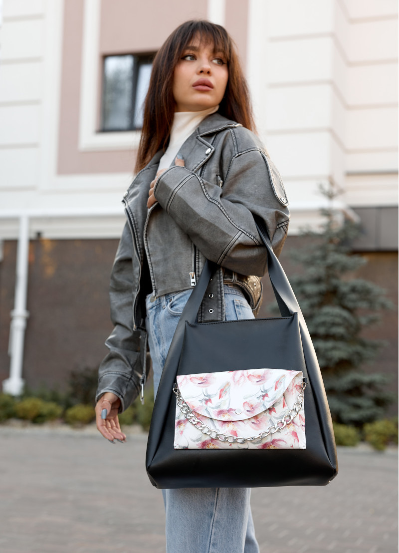 Модна жіноча сумка хобо містка з ланцюгом та великою кишенею з матової екошкіри, чорна з рожевим принтом