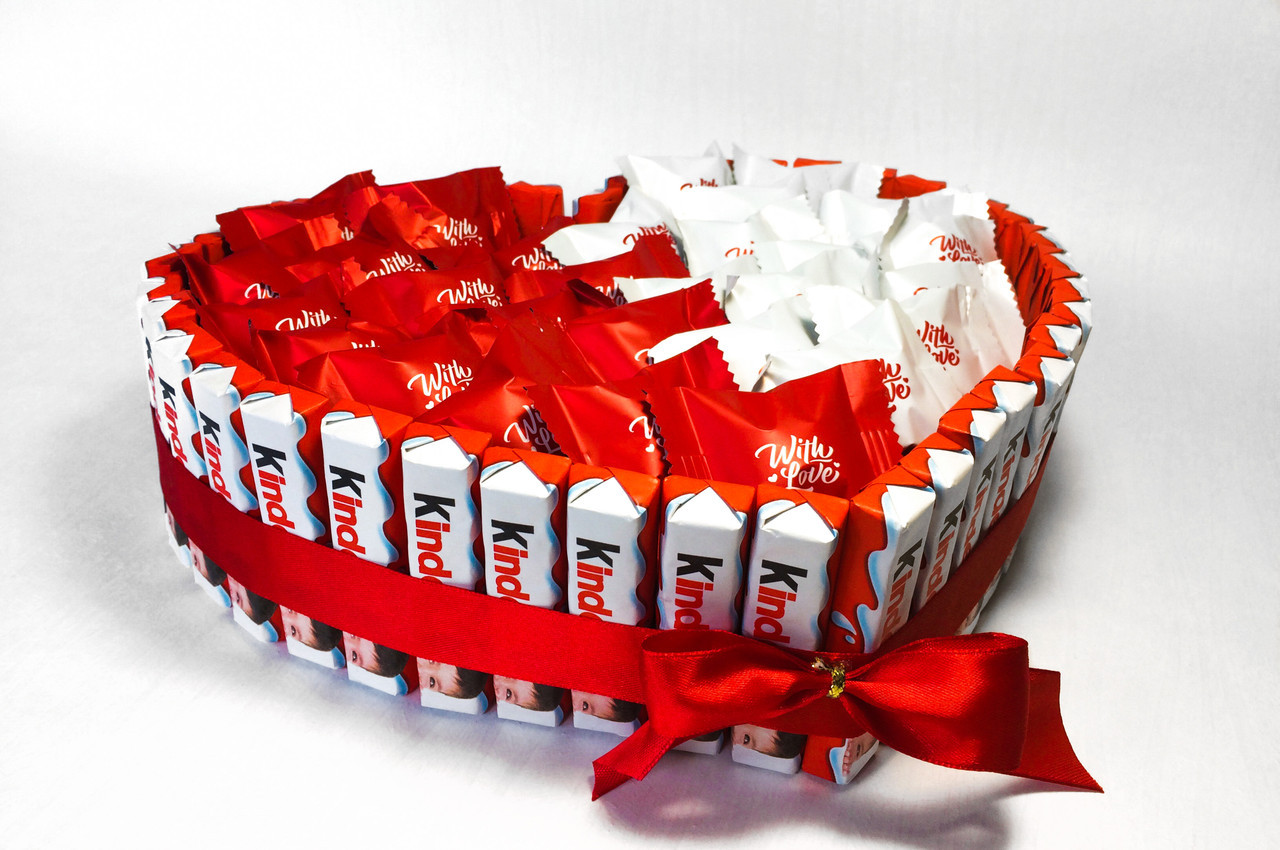 Солодкий торт-бокс із кіндерів та цукерок Любімов для коханої дівчини (розмір L)