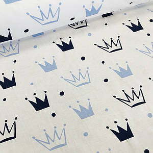 ВІДРЕЗ (2,2 * 1,6 м) Бавовняна тканина бязь польська блакитні та сині корони різного розміру на білому