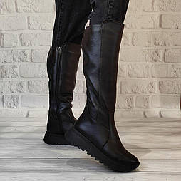 Жіночі зимові шкіряні високі чорні чоботи на невеликій платформі в 36 розмірі