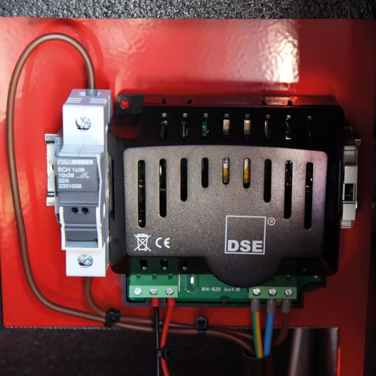 Зарядний пристрій DSE 9150 для генератора з напругою акумулятора 12 В (вбудований)